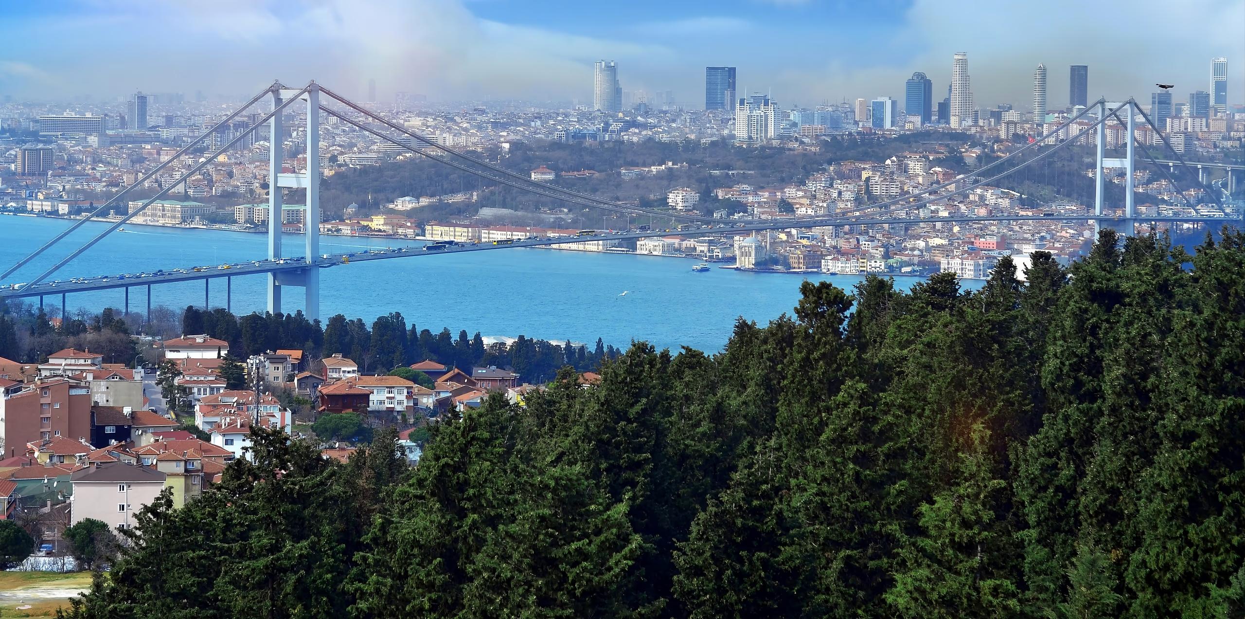 Boğaziçi Köprüsü ve İstanbul silüeti, Anadolu yakasındaki sırtlardan.